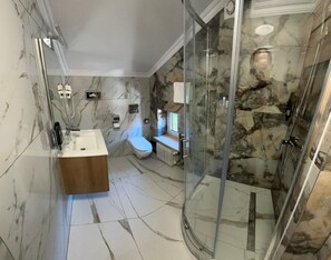 Habitación triple | Baño | Ducha, secador de pelo y toallas