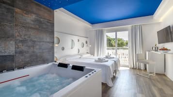 Värdeförvaringsskåp på rummet, barnsängar och extrasängar