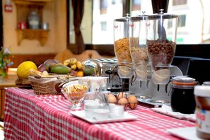Café da manhã com buffet todos os dias mediante uma taxa