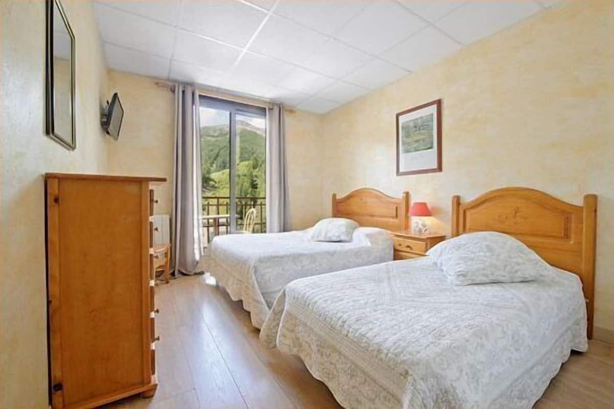Habitación triple Confort, vistas a la montaña | Colchones Select Comfort, caja fuerte, cunas gratuitas