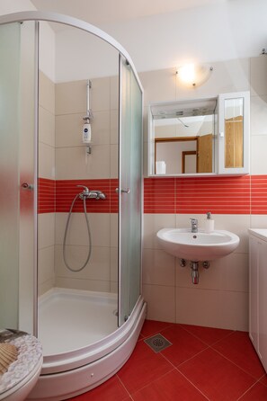 One Bedroom Apartment FRANICA | Bathroom | Shower, free toiletries, hair dryer