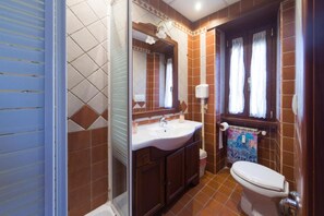 Shower, free toiletries, hair dryer, bidet