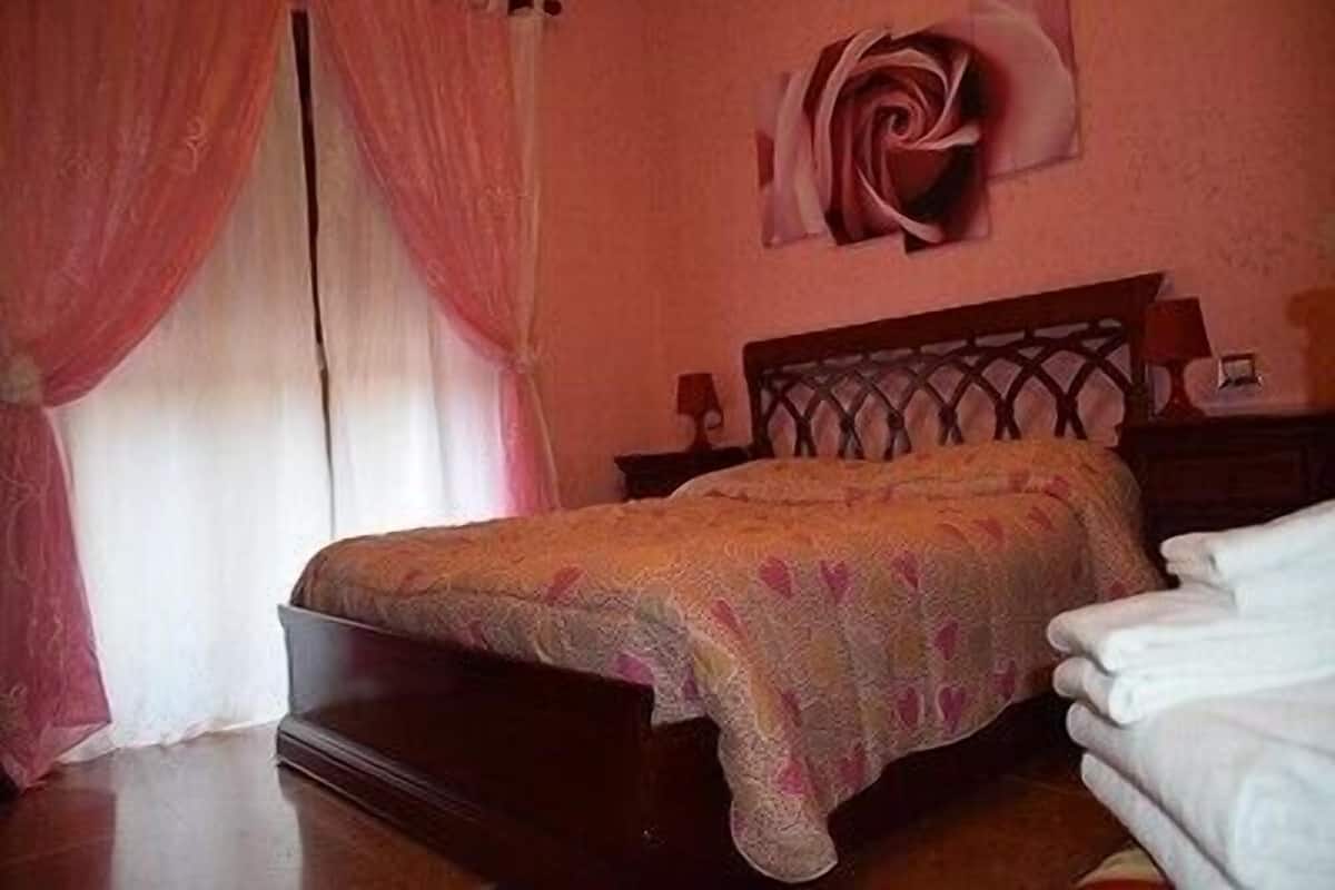 Cofres nos quartos, escrivaninha, quartos à prova de som, berços grátis