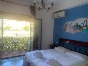 Värdeförvaringsskåp på rummet, skrivbord och ljudisolering