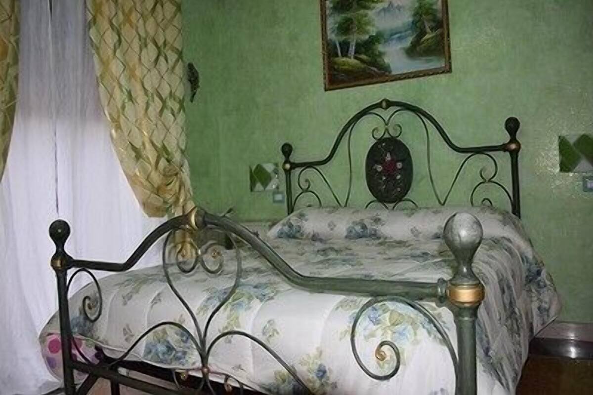 Quarto casal básico de uso individual, banheiro privativo | Cofres nos quartos, escrivaninha, quartos à prova de som, berços grátis