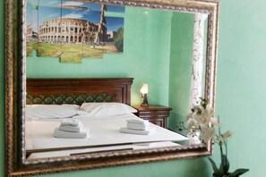 In-room safe, desk, soundproofing, free cribs/infant beds - Cleopatra (Rome)