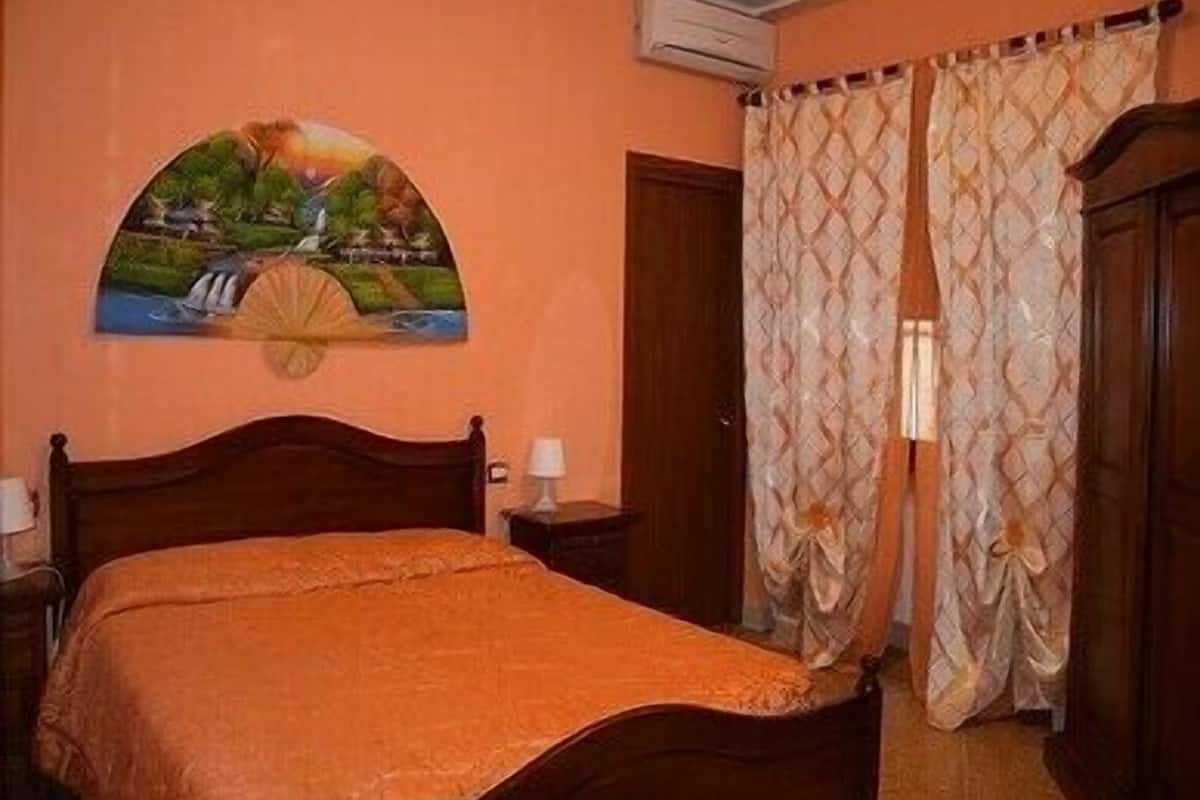 Quarto casal standard, banheiro privativo | Cofres nos quartos, escrivaninha, quartos à prova de som, berços grátis