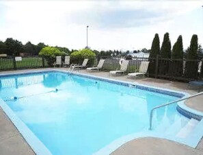 Seasonal outdoor pool - Days Inn by Wyndham Montmagny (Montmagny)