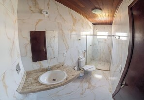 Habitación estándar | Baño | Ducha, secador de pelo y toallas