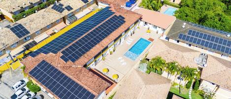 Un quartier résidentiel composé de plusieurs maisons, chacune étant équipée de panneaux solaires sur son toit.