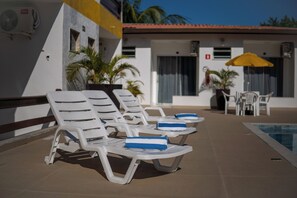 Ulkouima-allas, aurinkotuoleja