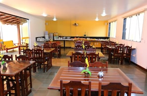 Café da manhã com buffet grátis todos os dias