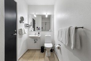 Junior Suite, 1 Queen Bed, Non Smoking (with Sofabed) | Bathroom | Shower, hair dryer, towels, soap - Trinity Hotel og Konference, BW Signature Collection (Fredericia)