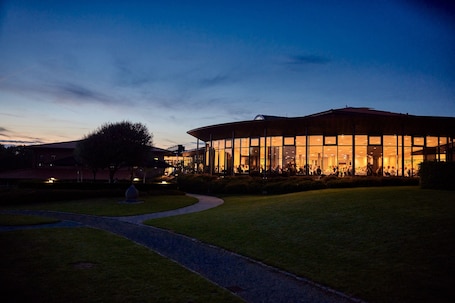 供应早餐、午餐和晚餐