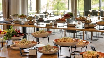 Der serveres morgenmad, frokost og aftensmad