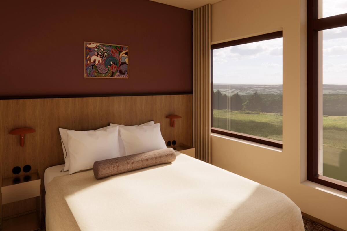 Ein Hotelzimmer mit einem großen Bett, einem Kopfteil, einem Fenster mit Blick und einem an der Wand befestigten Kunstwerk.
