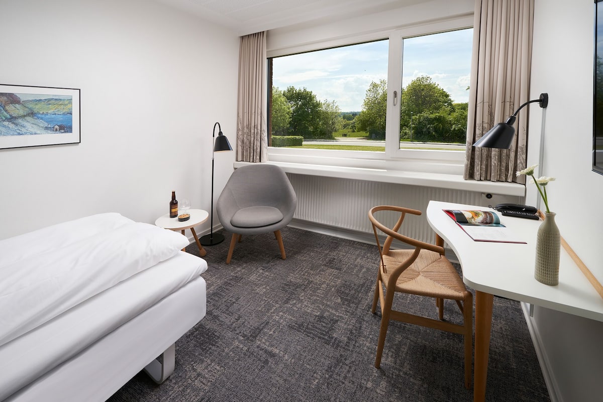 standard single room | hypo-allergenic bedding, desk, laptop workspace, free wifi