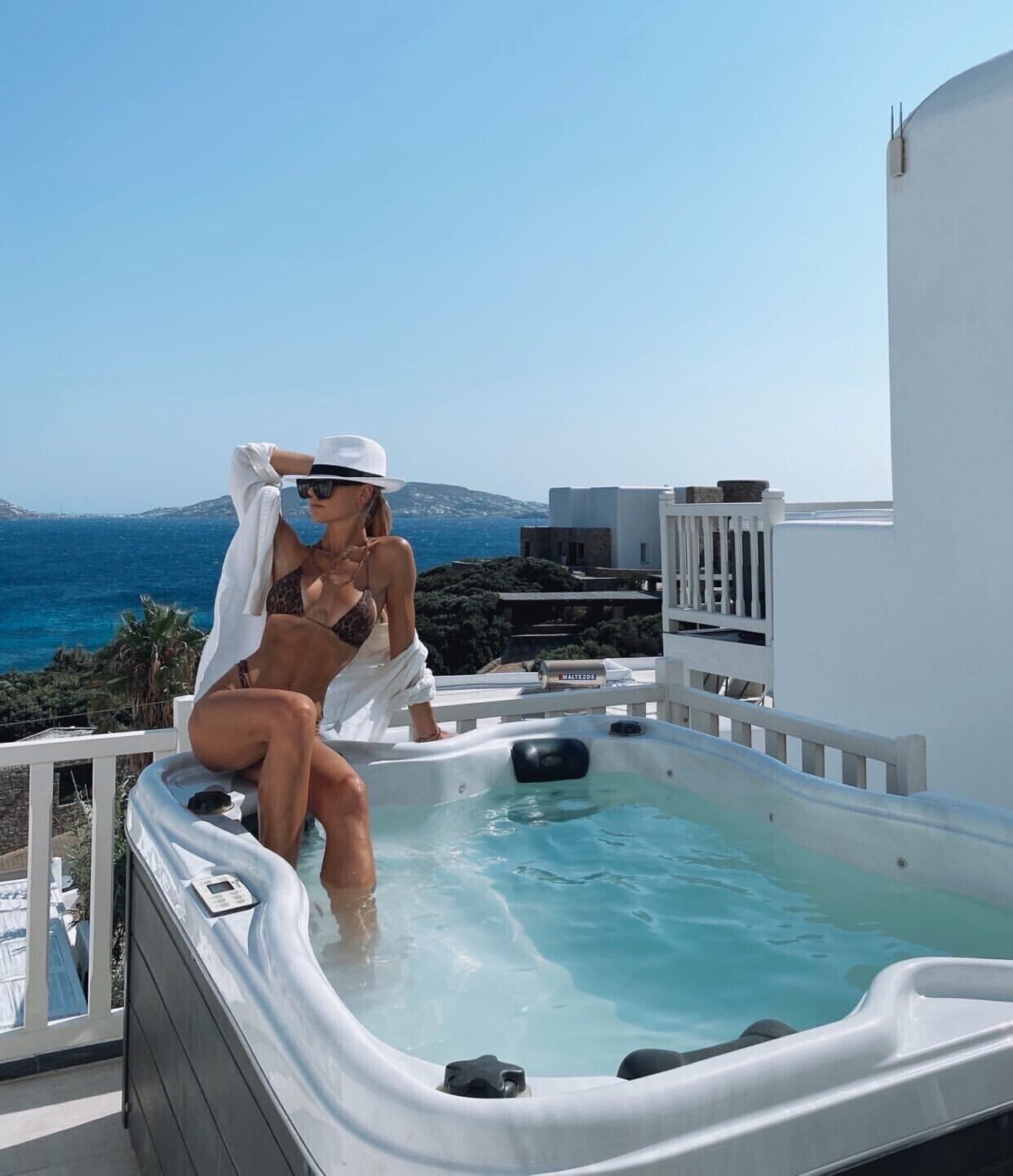 honeymoon suite, hot tub, sea view (outdoor) | balcony