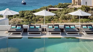 Piscina externa sazonal, barracas de cortesia, guarda-sóis