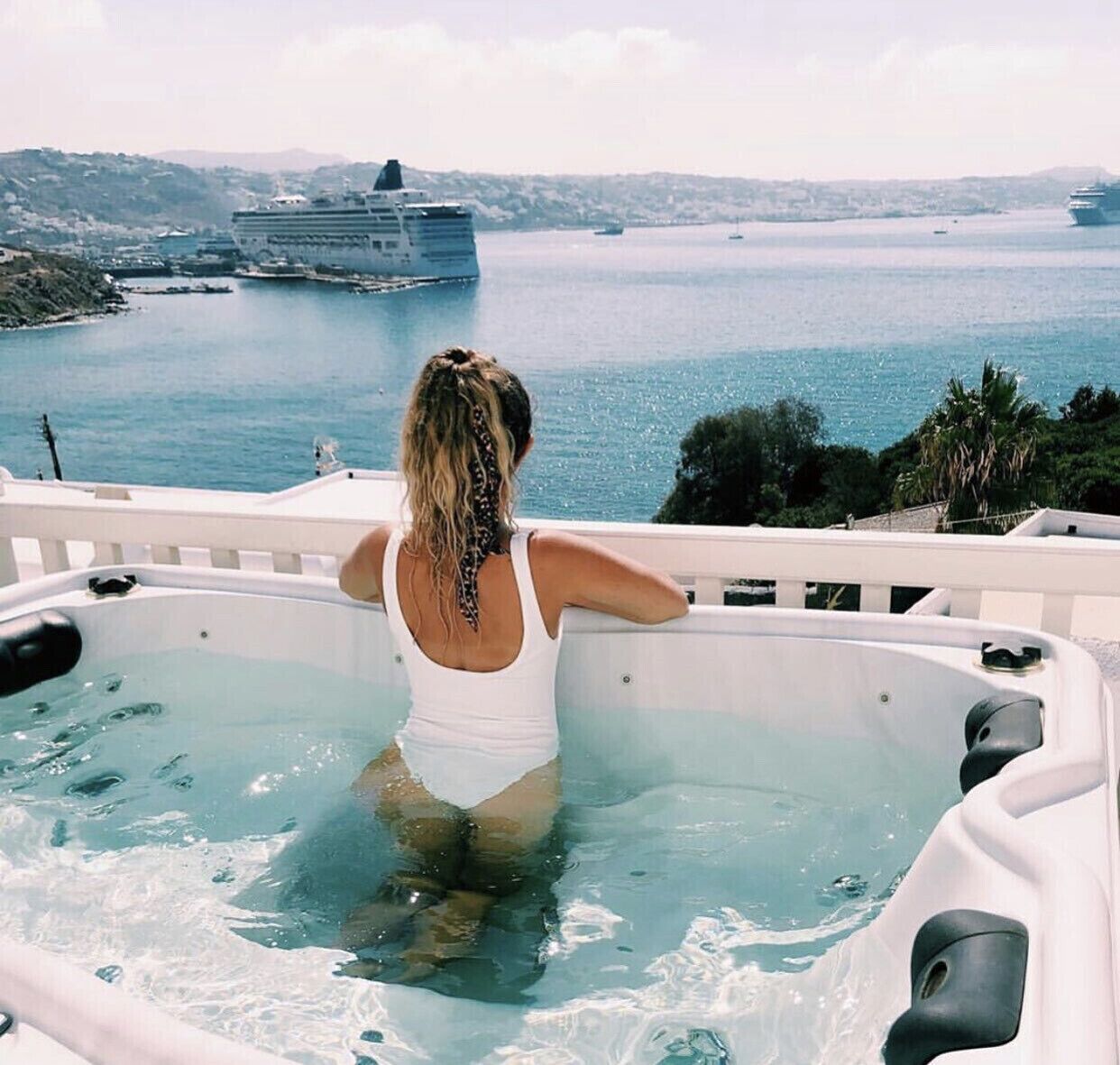 honeymoon suite, hot tub, sea view (outdoor) | balcony view