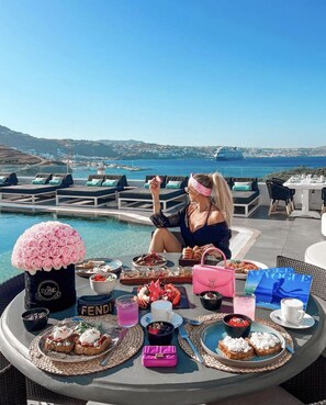2 restaurants; breakfast, lunch, and dinner served - Mykonos Princess Hotel (Mykonos)