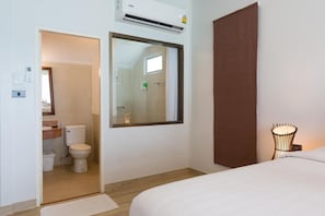 Superior Room | Bathroom | Shower, free toiletries, hair dryer, slippers