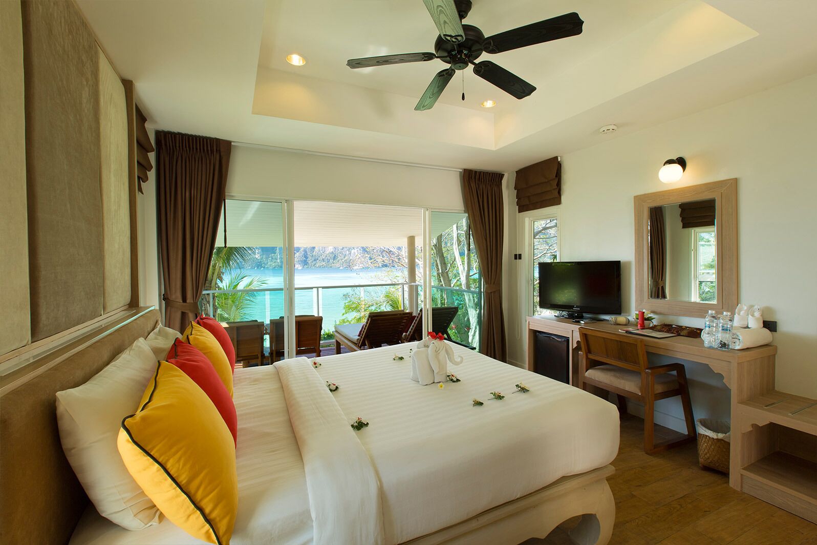 Grand Room | Minibar, in-room safe, individually furnished, desk