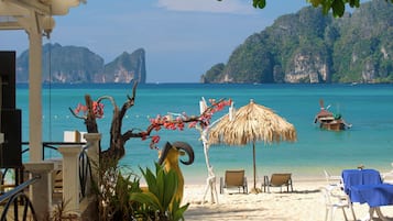 Melayani sarapan, makan siang, makan malam; dengan pemandangan pantai