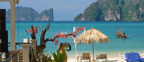Breakfast, lunch, dinner served; seafood, beach views