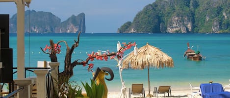 Melayani sarapan, makan siang, makan malam; dengan pemandangan pantai