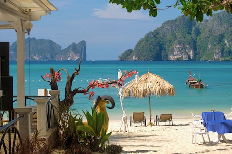 Breakfast, lunch, dinner served; seafood, beach views