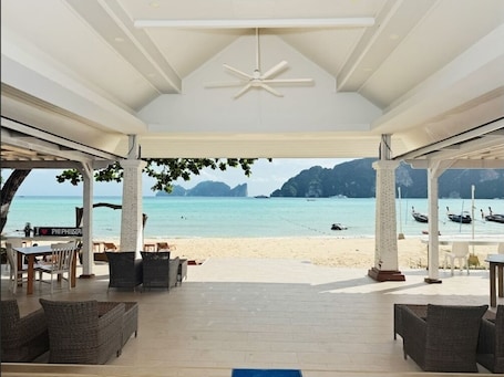 Breakfast, lunch, dinner served; seafood, beach views