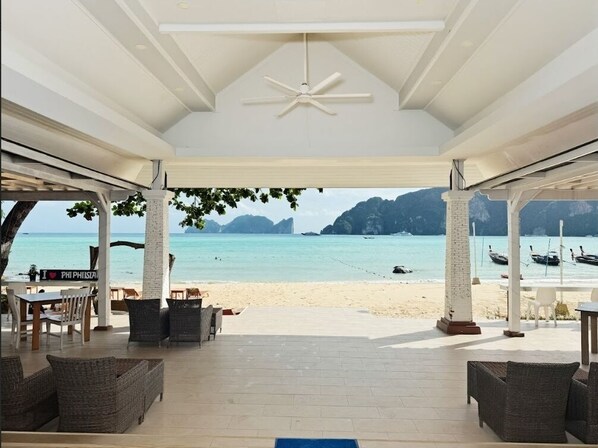 Breakfast, lunch, dinner served; seafood, beach views 