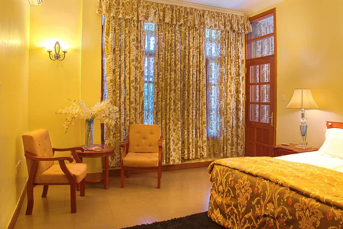 Minibar, sistema de insonorización, cunas gratuitas y ropa de cama