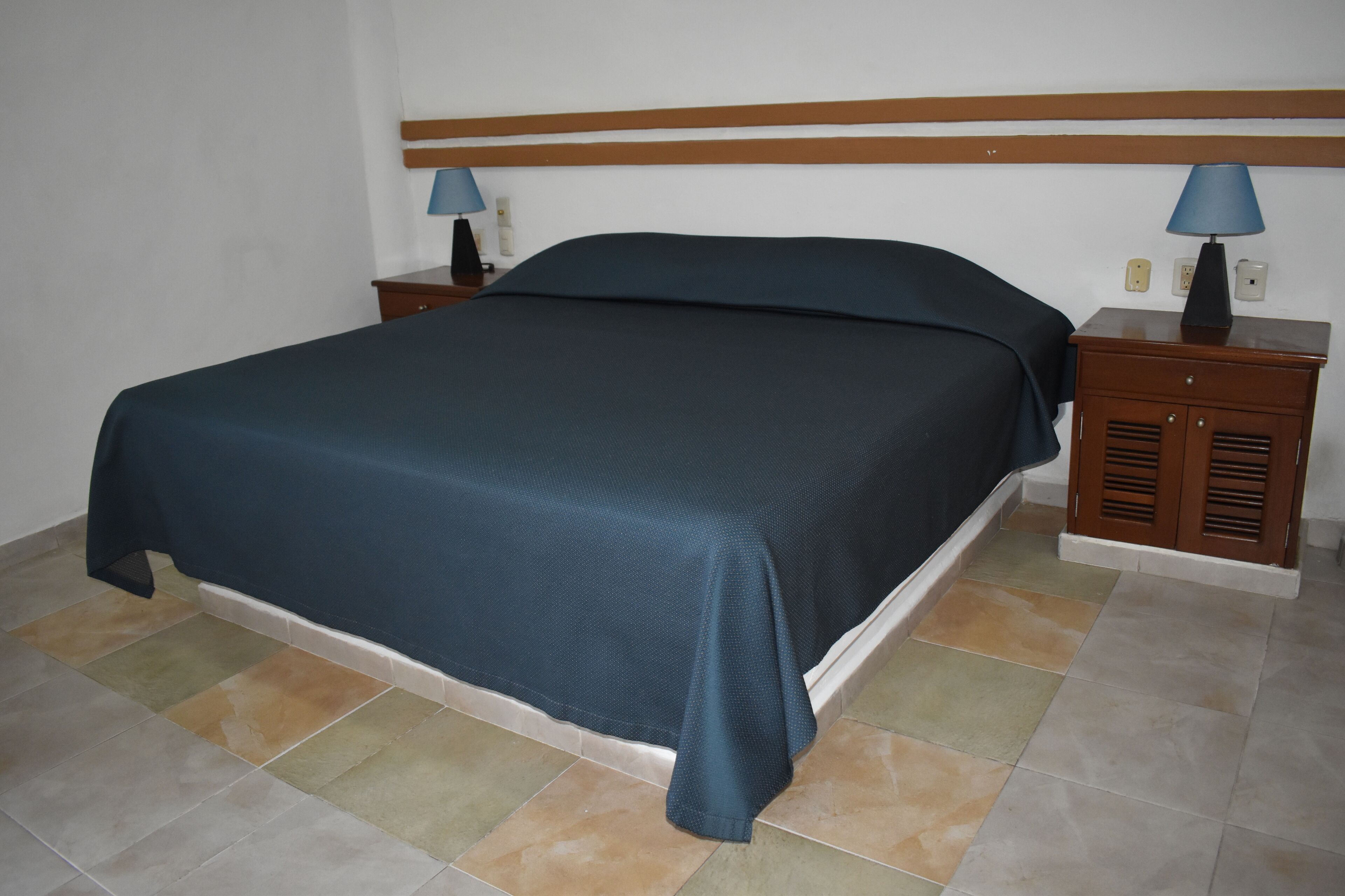 标准房, 1 张特大床 | 迷你吧、客房内保险箱、遮光窗帘、熨斗/熨板