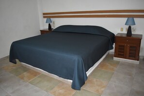 Standard Room, 1 King Bed | Minibar, in-room safe, blackout curtains, iron/ironing board