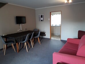 Leilighet, 2 soverom | Oppholdsområde | LED-TV