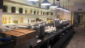 每日付費供應吃到飽自助式早餐
