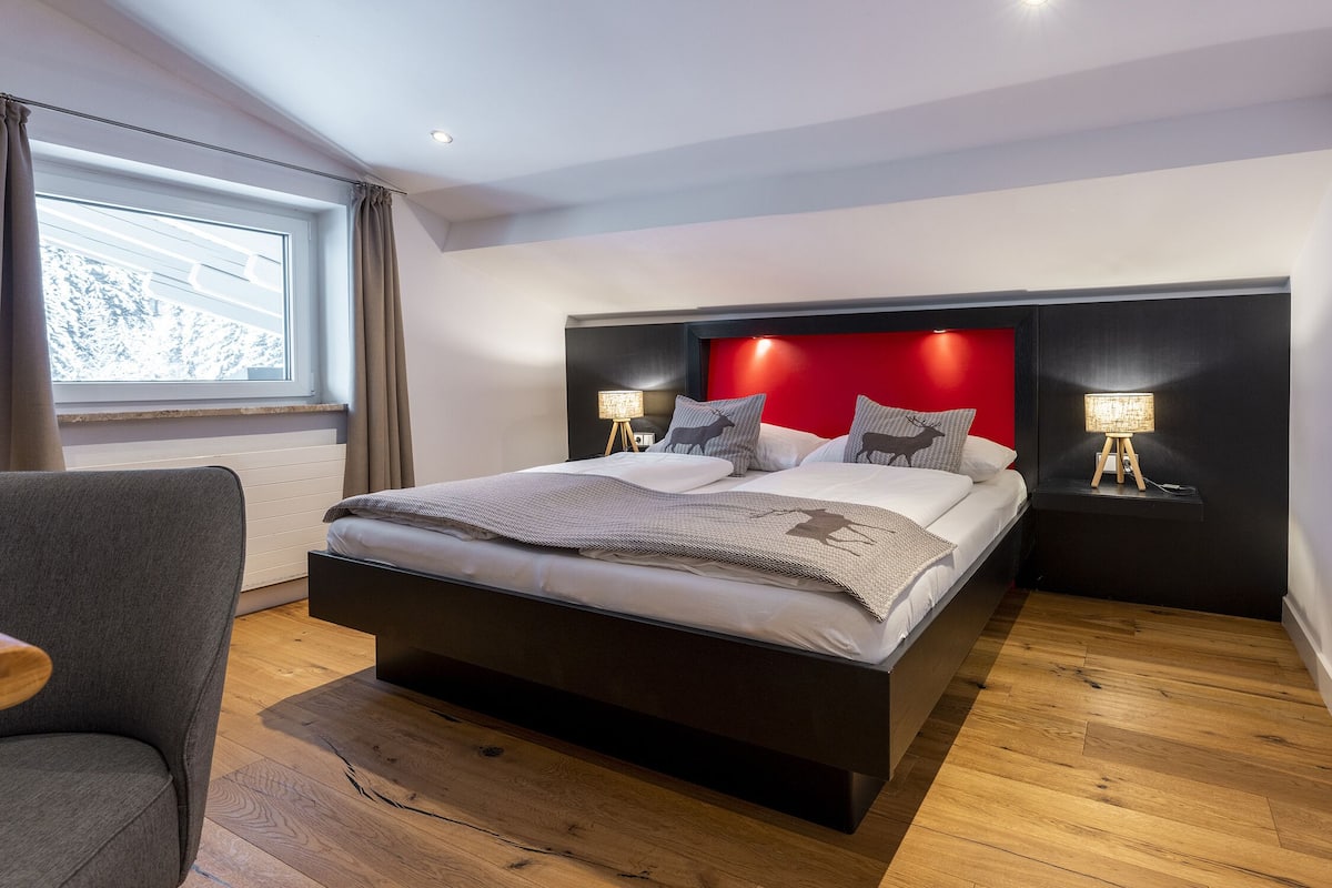 Suite, 2 Bedrooms, Balcony, Mountain View | 2 bedrooms, hypo-allergenic bedding, Select Comfort beds, minibar