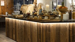 Un mostrador de buffet con diversos alimentos y salsas.
