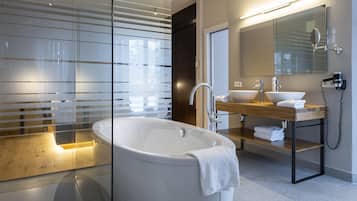 Suite - 1 soveværelse - bjergudsigt | Badeværelse | Bruser, gratis toiletartikler, hårtørrer, badekåber