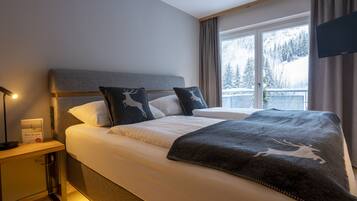 Suite, 1 camera da letto, vista montagna | Biancheria da letto ipoallergenica, materassi Select Comfort, minibar