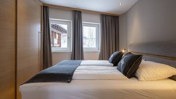 Suite, 2 Schlafzimmer, Balkon, Bergblick | 2 Schlafzimmer, Allergikerbettwaren, Select-Comfort-Betten, Minibar