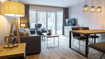 Suite - 1 soveværelse - bjergudsigt | Opholdsområde | Fladskærms-tv