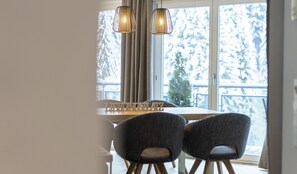 Suite, 2 chambres, balcon, vue montagne | Coin séjour