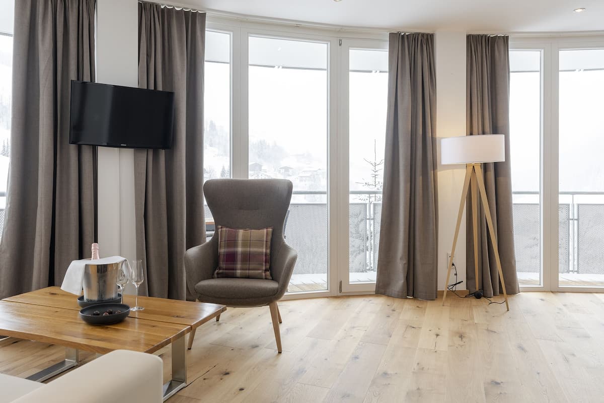 Suite, 1 soverom, fjellutsikt | Oppholdsområde | Flatskjerm-TV