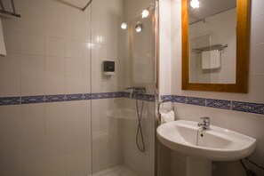 Free toiletries, hair dryer, towels - Hotel Mairena (Mairena del Alcor)