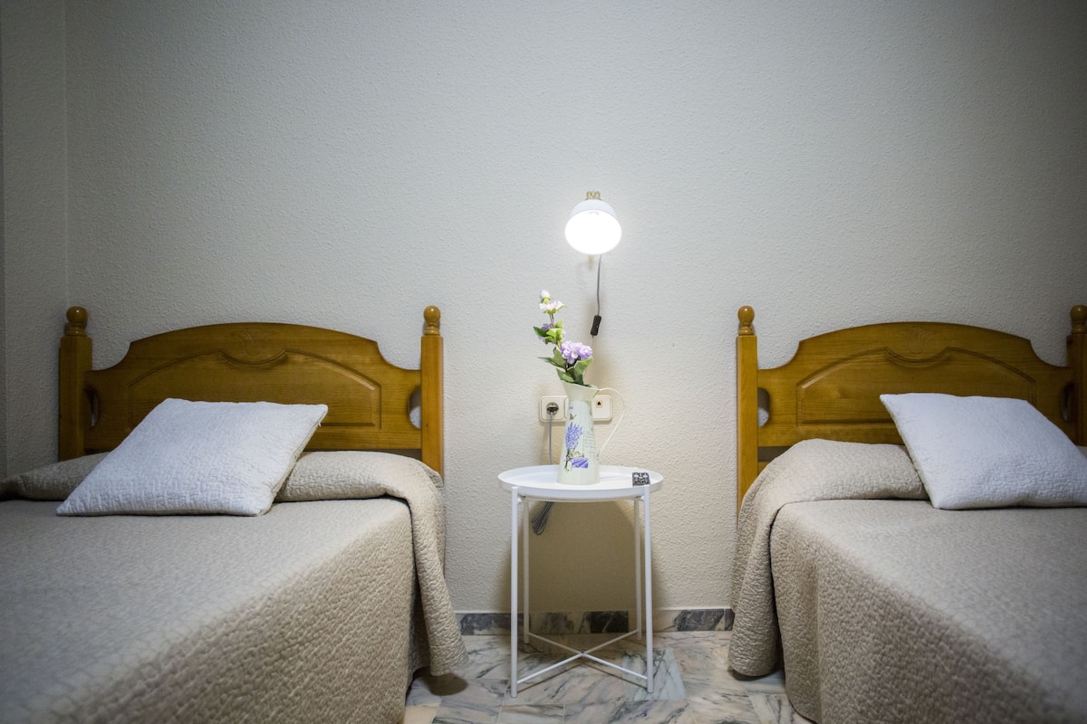 Muebles diferentes, escritorio y tabla de planchar con plancha