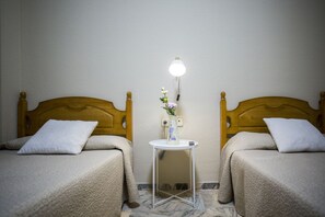 Twin Room | Individually furnished, desk, iron/ironing board, free WiFi - Hotel Mairena (Mairena del Alcor)
