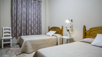 Habitación triple | Mobiliario individual, escritorio, tabla de planchar con plancha